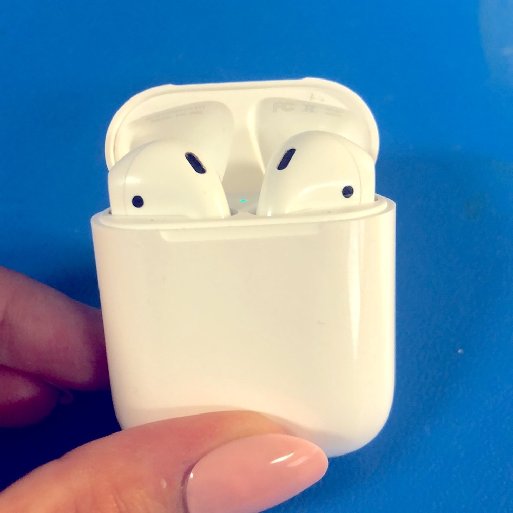 AirPods with Charging Case (Gen 1)